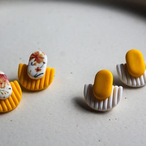 Blumenmuster Ohrringe aus Polymer Clay: Gelb/Weiße Boho Ohrstecker in U-Form