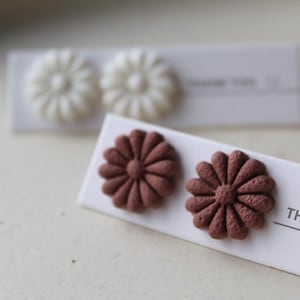 Polymer Clay Daisy Stud Earrings: Handmade Floral Jewelry