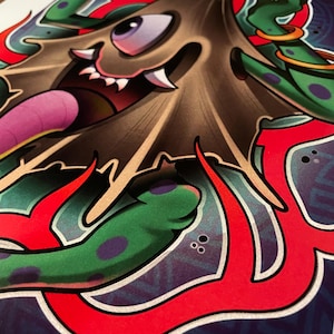 Può includere: Illustrazione dettagliata di un mostro dei cartoni animati con un occhio grande, denti affilati e una lunga lingua. L'opera d'arte utilizza una tavolozza di verde, rosso, marrone e viola, con un design stilizzato. Vista ravvicinata.