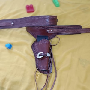 HidesGroup Handmade Western Leather Revolver Holster with Belt – Fits 4&quot; to 6.5&quot; Barrel – .22, .38/.357, .44/.45 Cal – Cowboy Style