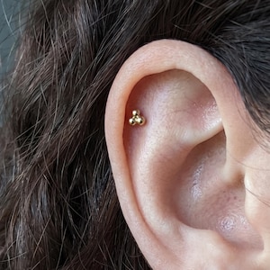 Pendiente de titanio de 3 bolas para hélice, pequeño pendiente de cartílago con parte trasera plana tipo labret, piercing de tragus y concha con rosca interna, pendiente minimalista tipo racimo para mujer.