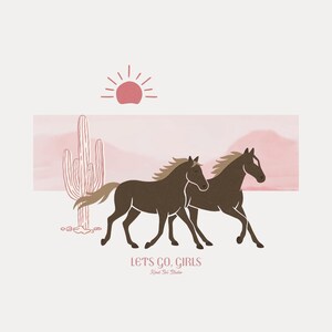 Op de afbeelding: Illustratie van twee bruine paarden die naast elkaar lopen, tegen een roze woestijnlandschap met een cactus en een zon. De tekst "LET'S GO, GIRLS" staat onder de paarden.