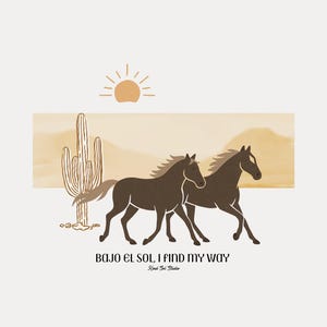 Op de afbeelding: Illustratie van twee bruine paarden die naast elkaar lopen, met een woestijnlandschap op de achtergrond. Een zon en een cactus zijn ook afgebeeld. De tekst "BAJO EL SOL, I FIND MY WAY" staat onderaan.