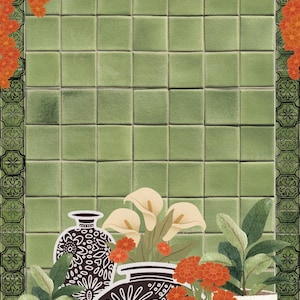 Puede incluir: Ilustración decorativa con una pared de azulejos verdes, flores naranjas y recortes de papel blancos. La imagen incluye jarrones con diseños en blanco y negro, una calavera y plantas en macetas con calas blancas y flores naranjas.