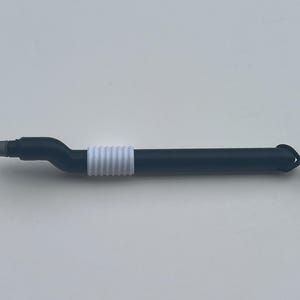 Peut inclure: Un stylet noir avec une pointe grise et une poignée blanche côtelée. Le stylet a une lanière noire attachée à l'extrémité. Ce stylo numérique est conçu pour les appareils à écran tactile.