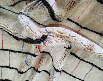 Alfombra marroquí de lana gruesa tejida a mano: diseño bereber color marfil