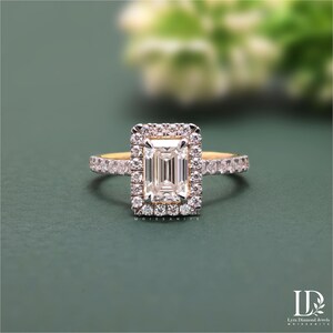 Anillo de moissanita talla esmeralda, anillo de compromiso con halo de oro de 14k