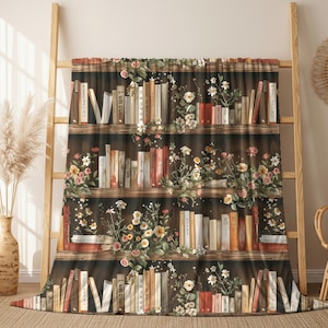 Puede incluir: Cortina decorativa con diseño de estantería. La cortina presenta un fondo marrón oscuro con estantes de madera y libros de varios colores. También se incluyen detalles florales y vegetación.