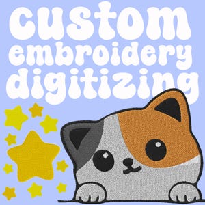 Puede incluir: Un fondo azul claro con las palabras "custom embroidery digitizing" en letras blancas. Un gato de dibujos animados con pelaje gris, naranja y blanco asoma por la parte inferior derecha. Estrellas amarillas dispersas a la izquierda.