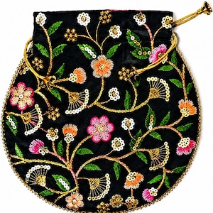 Könnte beinhalten: Ein schwarzer Beutel mit Kordelzug, der mit aufwendigen Blumenstickereien in Rosa, Orange und Weiß verziert ist. Das Design umfasst grüne Blätter und goldene Metallic-Fäden, wobei kleine Pailletten die Blüten und einen Goldkordelverschluss zieren.