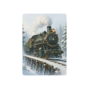 Puede incluir: Un tren de vapor verde vintage, decorado con luces festivas, cruza un puente de madera cubierto de nieve. El tren se encuentra sobre un fondo de árboles de hoja perenne nevados y un cielo nublado.