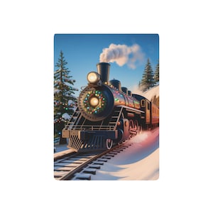 Puede incluir: Ilustración de un tren navideño. La locomotora negra está adornada con luces de colores y una corona alrededor del faro. El tren viaja sobre vías a través de un paisaje nevado con árboles de hoja perenne y un cielo azul claro.