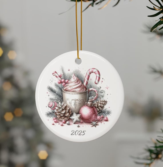 陶器製　クリスマスオーナメント 2025年入りの陶器製クリスマスオーナメント：お祝いのホリデー