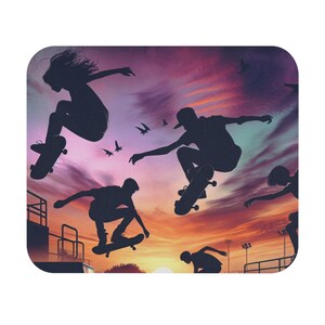 Skateboarding Mouse Pad, Colorful Gaming Mat, Office Desk Decor, Perfect Gift for Skateboarders, Teens & Sports Fans