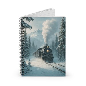 Pode incluir: Um caderno de espiral com uma ilustração na capa de uma locomotiva a vapor preta viajando por uma paisagem florestal nevada. O trem emite uma grande coluna de fumaça branca, com pinheiros cobertos de neve e montanhas ao fundo.