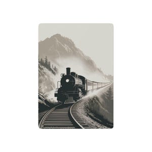Puede incluir: Ilustración en blanco y negro de un tren de vapor vintage que serpentea por un paisaje montañoso. El tren está en una vía curva, con montañas y árboles en el fondo. La imagen tiene un ambiente vintage y nostálgico.