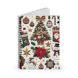Könnte beinhalten: Ein spiralgebundenes Notizbuch mit weißem Einband und einem wiederkehrenden Weihnachtsmuster. Das Design zeigt einen geschmückten Tannenbaum, rote Weihnachtssterne, Schneemänner, Strümpfe, goldene Sterne, Christbaumkugeln und Zuckerstangen.