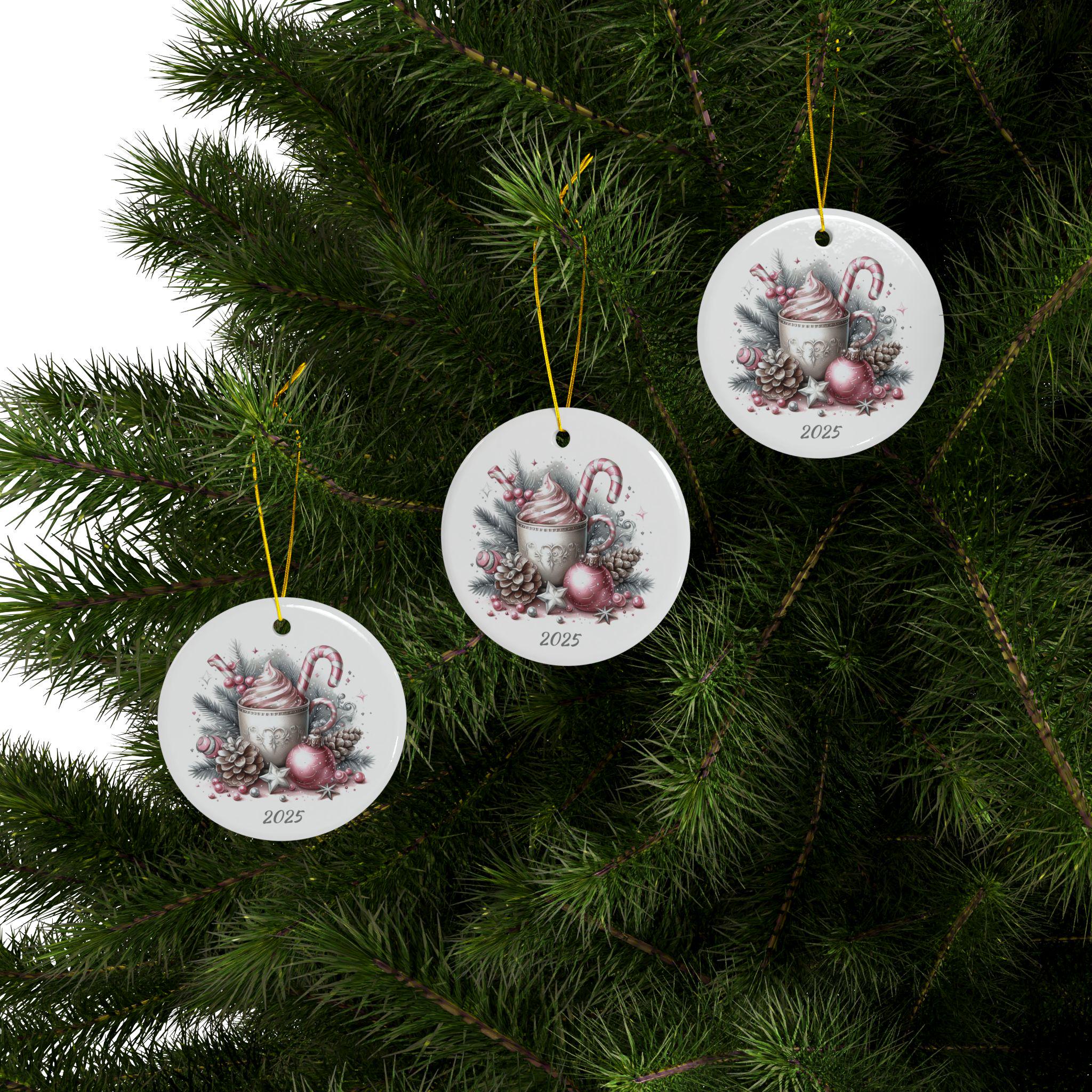 陶器製　クリスマスオーナメント 2025年入りの陶器製クリスマスオーナメント：お祝いのホリデー