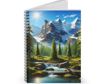 Könnte beinhalten: Ein spiralgebundenes Notizbuch mit einer Landschaftsillustration auf dem Einband. Das Bild zeigt eine helle Sonne über schneebedeckten Bergen, einen dichten Nadelwald, einen fließenden Bach mit Steinen und kleine Rehe auf einer Wiese.