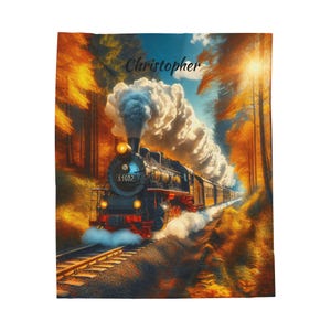 Könnte beinhalten: Ein alter Dampflokomotive mit der Nummer 51082 an der Seite, die durch einen Wald mit Herbstlaub fährt. Die Lokomotive stößt Rauch und Dampf aus. Der Text "Christopher" steht im Himmel über der Lokomotive.