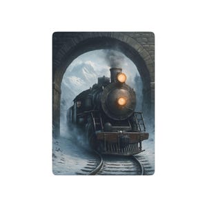 Puede incluir: Ilustración de un tren de vapor negro saliendo de un arco de piedra. El tren, con faros amarillos, viaja sobre raíles en un paisaje nevado. Se ven montañas nevadas y una atmósfera brumosa en el fondo.