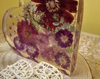 Coeur en résine de fleurs pressées | Souvenir floral fait main | Rouge profond et fleurs prune | Ornement botanique unique en son genre
