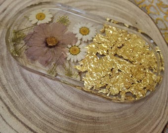 Plateau ovale en résine avec fleurs séchées et feuille d'or | Décoration florale artisanale