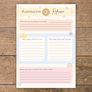 Puede incluir: Una página de diario en colores pastel con las palabras "Rumination" y "Reframe" en la parte superior. La página está dividida en secciones con indicaciones como "Cómo me ataca mi cerebro hoy" y "Qué me hace sentir que es verdad". Elementos decorativos incluyen estrellas, nubes y un arcoíris.