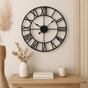 Traditionell bondgårdsväggklocka - 60 cm tyst metallkonst - romerska siffror - rustik minimalistisk tidlös inflyttningspresent (handbearbetad)