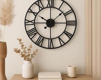 Traditionelle Bauernhaus Wanduhr - 60 cm Silent Metal Art - Römische Ziffern - Rustikal Minimalistisches Zeitloses Geschenk Einweihungsfeier (Handgefertigt)