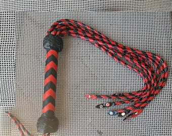 Handgemaakte echte rundleer Flogger met metalen studs zwart 9-staart gevlochten handvat ambachtelijk leer verzamelaarsaccessoire