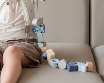 Juguete de madera para ensartar con temática oceánica, desarrollo de la motricidad fina según el método Montessori, juego de criaturas marinas con certificación FSC.