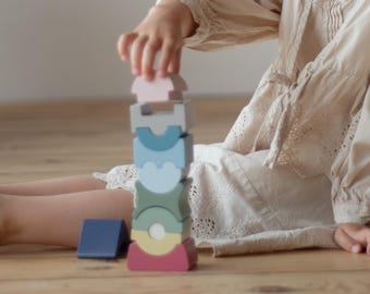 Pirámide apilable de madera hecha a mano, juguete de equilibrio en tonos pastel