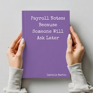 Peut inclure: Un cahier violet intitulé "Payroll Notes: Because Someone Will Ask Later" par Isabella Martin. Le cahier est tenu par une personne portant un haut à manches longues gris. Le texte est blanc, et le fond est gris clair.