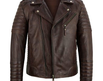 Puede incluir: Chaqueta de cuero marrón con un estilo motero clásico. La chaqueta presenta un cuello con solapas, cierre de cremallera asimétrico y detalles acolchados en los hombros y las mangas. Tiene múltiples bolsillos con cremallera y un corte entallado.