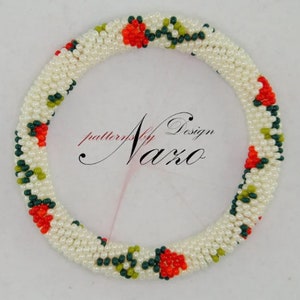 Könnte beinhalten: Ein weißes Perlenarmband mit einem sich wiederholenden Muster aus roten, orangefarbenen, grünen und weißen Perlen. Das Armband ist aus kleinen Perlen gefertigt und hat ein florales Design.