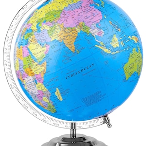 Peut inclure: Un globe terrestre coloré avec des océans bleus et des continents multicolores. Il est monté sur un support en métal argenté avec une échelle de degrés. Un outil éducatif utile.