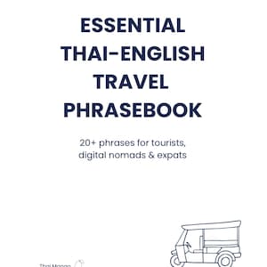 Pode incluir: Uma capa de livro branca com o título "ESSENTIAL THAI-ENGLISH TRAVEL PHRASEBOOK" em azul marinho. O livro de frases inclui mais de 20 frases para turistas, nômades digitais e expatriados. Um desenho a traço de um tuk-tuk está no canto inferior direito.
