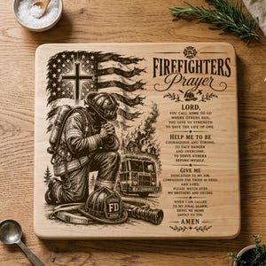 Può includere: Un tagliere quadrato in legno con un design inciso al laser raffigurante un vigile del fuoco in ginocchio, una croce, una bandiera e un camion dei pompieri. Il testo recita Firefighters Prayer, seguito dalla preghiera completa e Amen.