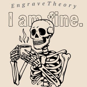 Könnte beinhalten: Eine grafische Illustration auf hellbeigem Hintergrund zeigt ein Skelett, das eine dampfende Tasse Kaffee hält. Über dem Skelett steht der Text "I am fine." und "EngraveTheory" ist in einer kleineren Schrift ganz oben mittig gedruckt.