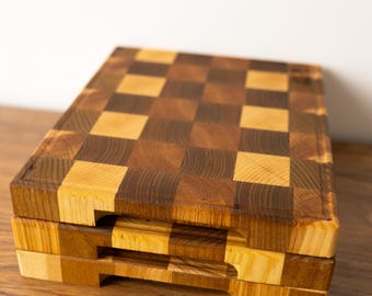Holzschneidebrett im Schachbrett-Stil, handgefertigtes Holzendkorn-Schneidebrett, personalisiertes Geschenk, Geschenk für Küche und Zuhause