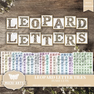 Könnte beinhalten: Leopardenmuster-Buchstabenkacheln mit der Aufschrift "LEOPARD LETTERS" mit goldenen Rändern, sowie Alphabetkacheln in verschiedenen Farben. Das Bild enthält den Text "LEOPARD LETTER TILES FUSSY CUTS" und "MUCKI ARTS".