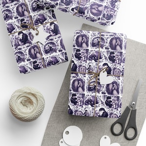 Può includere: Carta da regalo con un motivo ripetitivo in stile toile viola e bianco che raffigura scene romantiche, coppie e il testo I WILL NOT LOSE YOU AGAIN. La carta è legata con spago marrone e include etichette regalo a forma di stella e cuore.