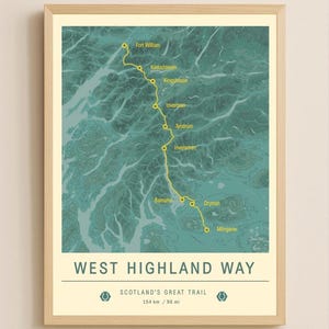 Peut inclure: Une affiche encadrée du West Highland Way, un sentier écossais. La carte montre le tracé avec une ligne jaune et des noms de lieux comme Fort William et Milngavie. Le texte en bas indique "Scotland's Great Trail" et "154 km / 96 mi."