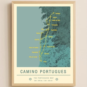 Könnte beinhalten: Ein gerahmter Karten-Druck des Camino Portugués, einem Pilgerweg. Die Karte zeigt die Route von Porto nach Santiago de Compostela mit gelben Linien und Ortsnamen. Der Text "CAMINO PORTUGUES" steht unten, mit der Entfernung in Kilometern und Meilen.