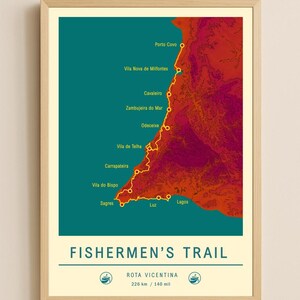 Könnte beinhalten: Ein gerahmter Karten-Druck des Fisherman's Trail, einem Küstenwanderweg in Portugal. Die Karte zeigt einen türkisfarbenen Ozean und eine rot-orangefarbene Landmasse mit beschrifteten Städten und dem Text "Fishermen's Trail". Die Route ist 226 km / 140 Meilen lang.
