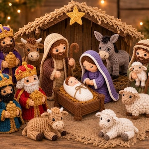 Può includere: Un set presepio all'uncinetto con figure della sacra famiglia, tre re, un asino, una mucca e tre pecore. Le figure sono disposte davanti a una stalla in legno con una stella gialla in cima, il tutto realizzato con dettagliate trame di filato.