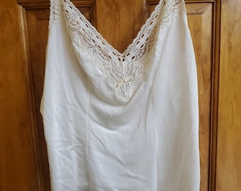 Vtg Olga Ivory Camisole Lace Trim Adjustable Satin Straps Womens Size 34 USA
