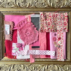 Può includere: Un collage incorniciato di ritagli di stoffa rosa e rossa, pizzo e bottoni. I ritagli di stoffa sono disposti in un motivo casuale e includono stampe floreali, colori solidi e trame.