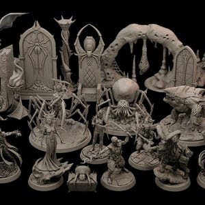 Puede incluir: Una colección de miniaturas de fantasía grises, que incluyen figuras, estructuras y criaturas. El conjunto presenta una variedad de personajes, una escalera, un trono y una gran araña. Las miniaturas están diseñadas para juegos de mesa.